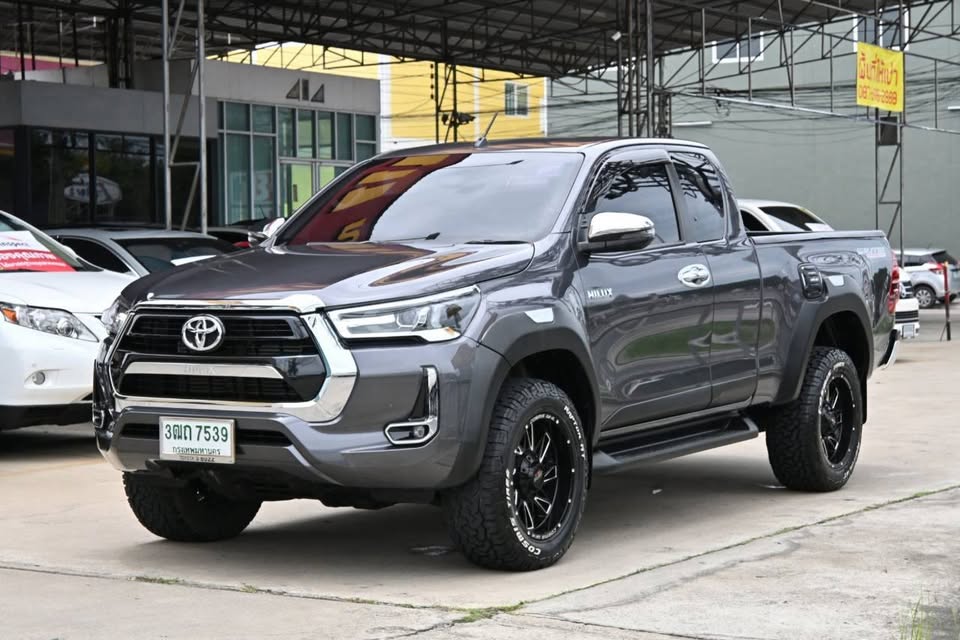 2022 Toyota hilux revo view 3
