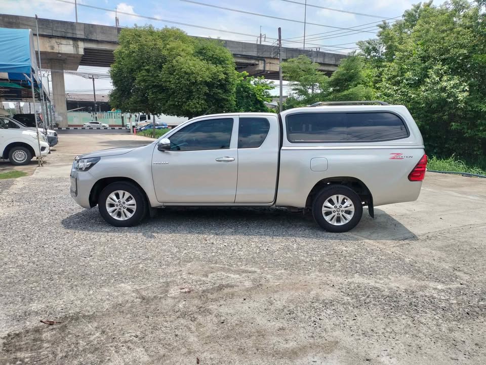 2021 Toyota revo 2.4 smart cab z edition mid view 4